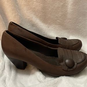 Womens chuck low heel brown heels size 9